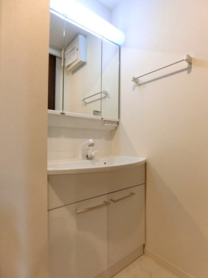 【独立洗面台】 | プチ・ヴィラージュD | 角度の変えられる3面鏡付きの洗髪洗面化粧台です♪朝のバタバタに大活躍！お化粧する時にも便利☆