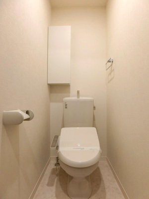 【トイレ】 | プチ・ヴィラージュD | トイレは温水洗浄便座付き♪人気のバストイレ別です♪小物を置ける便利な棚やタオルハンガーも付いています♪