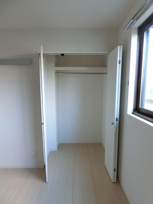 【収納】 | プチ・ヴィラージュD | 洋室5.3帖のお部屋にあるクローゼットです♪大切なお洋服もしわにならないようにハンガーがけができます☆
