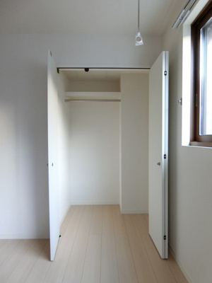 【収納】 | プチ・ヴィラージュD | 洋室6.1帖のお部屋にあるクローゼットです♪奥行きのあるクローゼットでお洋服をたくさんお持ちの方でも安心の収納力です◎