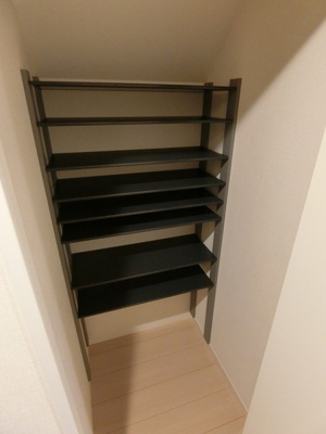 【収納】 | プチ・ヴィラージュD | 廊下にある収納スペースです！収納したい物のサイズに合わせて棚板を動かせます☆