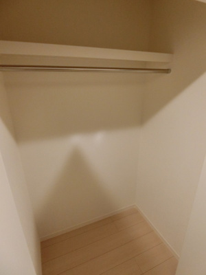 【収納】 | プチ・ヴィラージュD | 玄関にもクローゼットを完備しています♪コートやジャケットを掛けておくのに便利！お出かけ前もバタバタしません☆