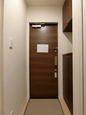 【玄関】 | プチ・ヴィラージュD | 玄関には上下タイプのシューズボックス付き！間のスペースは飾り棚や小物置き場として活用できます♪