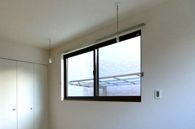 【設備】 | プチ・ヴィラージュD | 洋室6.1帖のお部屋にある室内物干しです！雨の日やお出掛け時の室内干しにとても便利☆花粉や梅雨の時期に重宝しますね♪