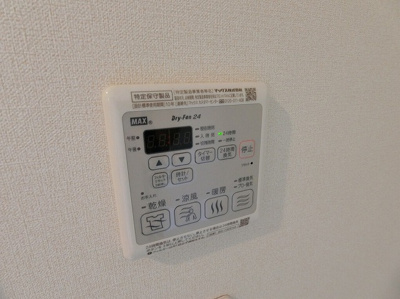 【設備】 | プチ・ヴィラージュD | バスルームの浴室暖房乾燥機で外に干せないお洗濯物もすっきり乾きます♪雨の日のお洗濯もバッチリ！