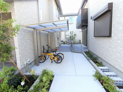 【その他共用部分】 | プチ・ヴィラージュD | 屋根付きの駐輪場で雨が降っても大切な自転車が濡れなくてすみますね♪自転車はちょっとした移動手段に便利ですよね！