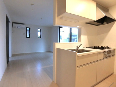 【居間・リビング】 | プチ・ヴィラージュD | 南西向きリビングダイニングキッチン12.2帖☆専用庭に繋がる二面採光のお部屋です♪エアコン付きで1年中快適に過ごせますね☆