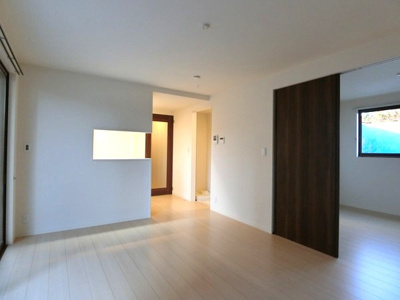 【居間・リビング】 | プチ・ヴィラージュD | 南西向きリビングダイニングキッチン12.2帖☆女性に人気なカウンターキッチンです！椅子とテーブルを囲んで家族団欒の時間を過ごせます♪