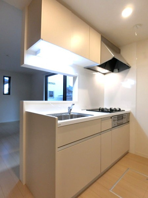 【キッチン】 | プチ・ヴィラージュD | 白を基調としたシステムキッチンです！場所を取るお鍋やお皿もたっぷり収納できてお料理がはかどります！窓があるので換気もOK♪床下収納も完備しています♪