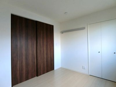 【寝室】 | プチ・ヴィラージュD | 洋室5.3帖☆クローゼットがあります♪お洋服の多い方もお部屋が片付いて快適に過ごせますね♪壁にはピクチャーレールがあり、絵や写真が飾れます☆