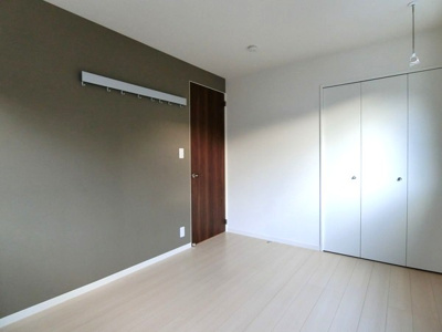 【洋室】 | プチ・ヴィラージュD | 洋室6.1帖☆オシャレなアクセントクロスが魅力的なお部屋です☆こちらのお部屋にもクローゼットとピクチャーレールがあります♪