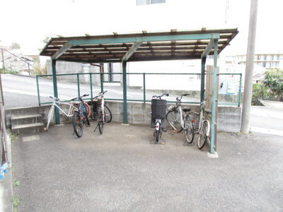 【その他共用部分】 | ドルフ宮前 | 屋根付きの駐輪場で雨が降っても大切な自転車が濡れなくてすみますね♪バイク駐輪も有料にて相談可能です！お気軽にご相談ください☆