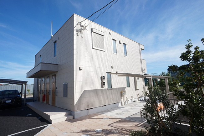 【外観】 | monte y | 全4世帯のこじんまりとした物件です。前面は公園ですので、陽当たり良好です。