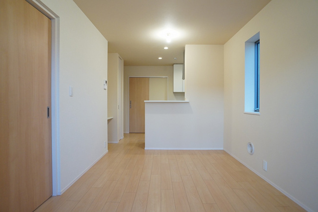 【居間・リビング】 | monte y | ベランダ側からのLDK内です。