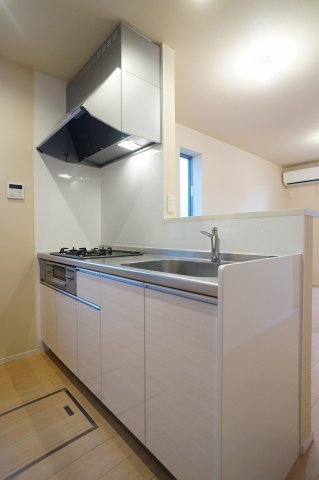 【キッチン】 | monte y | 3口ガスコンログリル付きのセミオープンキッチンです。