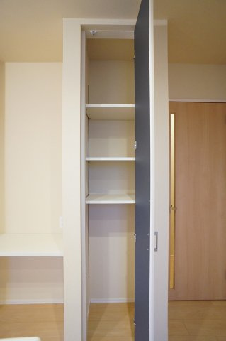 【収納】 | monte y | キッチン横に収納とカウンターが設けられています。