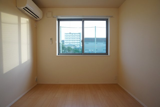 【洋室】 | monte y | エアコン付きの洋室です。