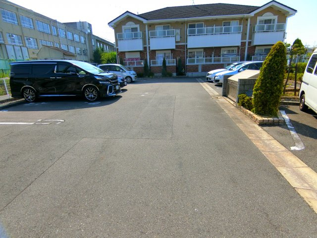 アイリィー ビューの駐車場