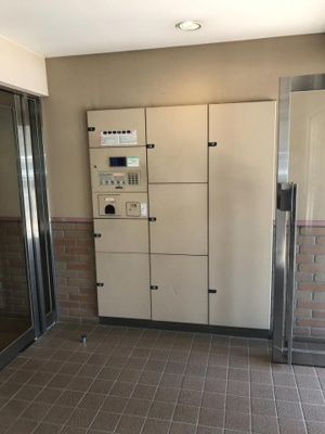 【エントランス】 | 東急ドエルアルス五月台白鳥 | 共用エントランスには宅配BOXがあるので荷物の受け取りもスムーズに♪再配達を依頼する手間が省けます☆