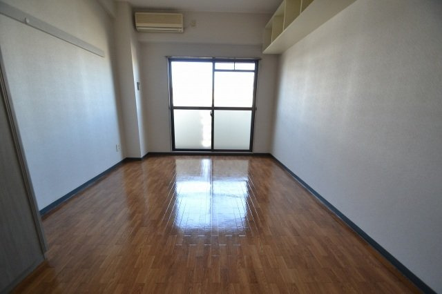 シャルムロードの洋室