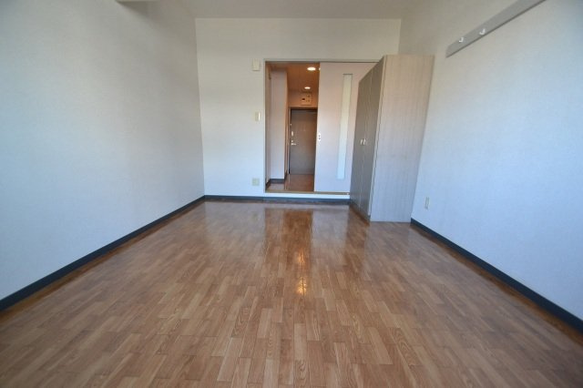 シャルムロードの洋室