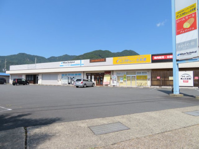 【外観】 | 丹波バザールタウン | テナントには精肉店・派遣会社・介護用品店・理容室・洋菓子店が入っています！