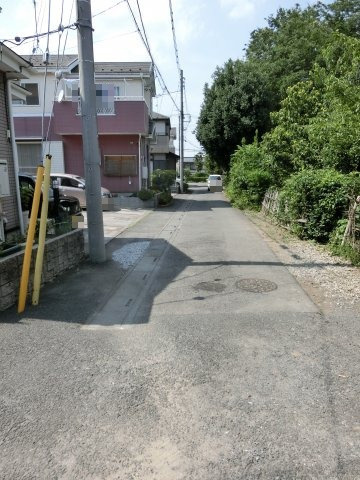 鴻巣市滝馬室の中古一戸建の前面道路含む現地写真|物件の敷地をすぐ出て撮影した前面道路の写真です。物件は左側です。