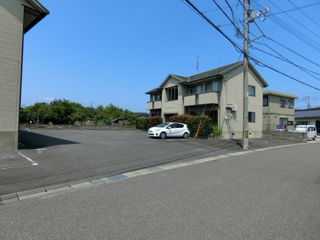 テンダーヴィラB棟の駐車場