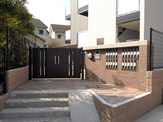 【エントランス】 | シャルール | オートロックゲート