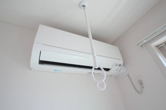 【設備】 | メゾテラスM2 | 寝室にあるエアコン＆室内物干し器