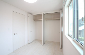 【子供部屋】 | メゾテラスM2 | 大きな窓が付いていて明るい空間です。