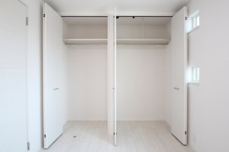 【収納】 | メゾテラスM2 | 壁面の収納スペースは大きく扉が開くので、しまってあるものが一目でわかり出し入れも簡単ですよ♪