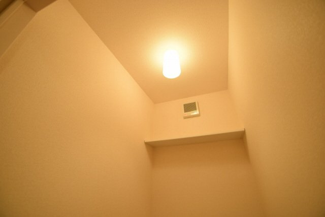 Ｌａ　Ｃａｓａのトイレ|上部に棚あります