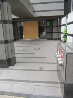 【外観】 | 重厚感のあるエントランス前です