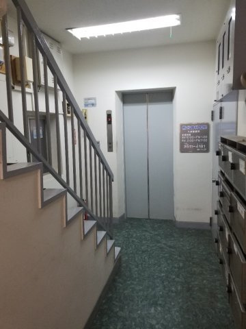 丸中ビルのエントランス