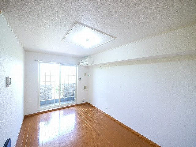 カルム　プロムナードの居間・リビング|使い勝手のいい洋室です