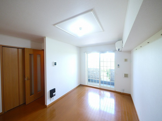 カルム　プロムナードの居間・リビング|こまごまとしたものを収納できそうですね