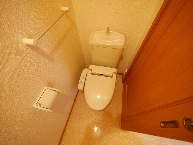 カルム　プロムナードのトイレ|収納スペース豊富です