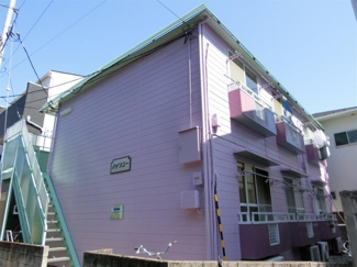 【外観】 | 閑静な住宅街にあるピンクが目印の物件です。