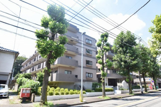 【外観】 | 南西角部屋で開放感があり日照・通風・眺望良好です。戸建て感覚を味わえる玄関ポーチ付の物件です♪
