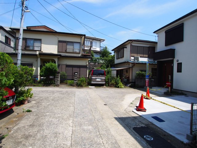 保土ヶ谷区岩崎町　新築戸建ての前面道路含む現地写真
