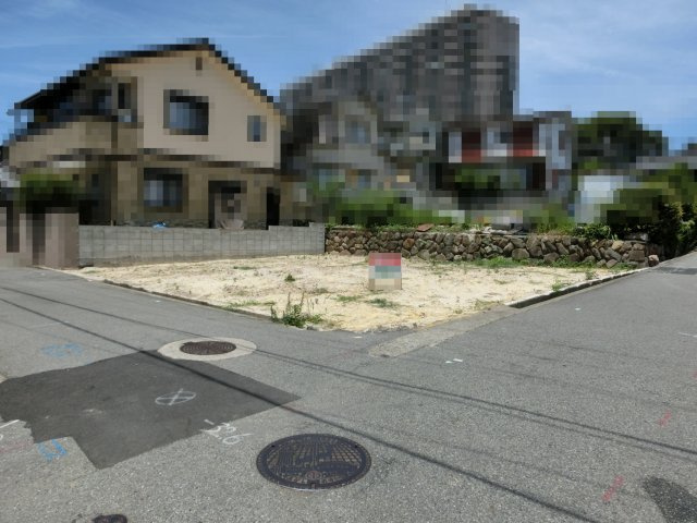 魚住町長坂寺　東南角地　建築条件なしの前面道路含む現地写真