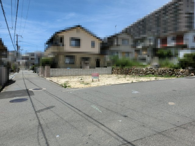 魚住町長坂寺　東南角地　建築条件なしの前面道路含む現地写真