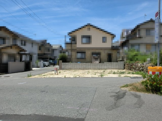 魚住町長坂寺　東南角地　建築条件なしの前面道路含む現地写真