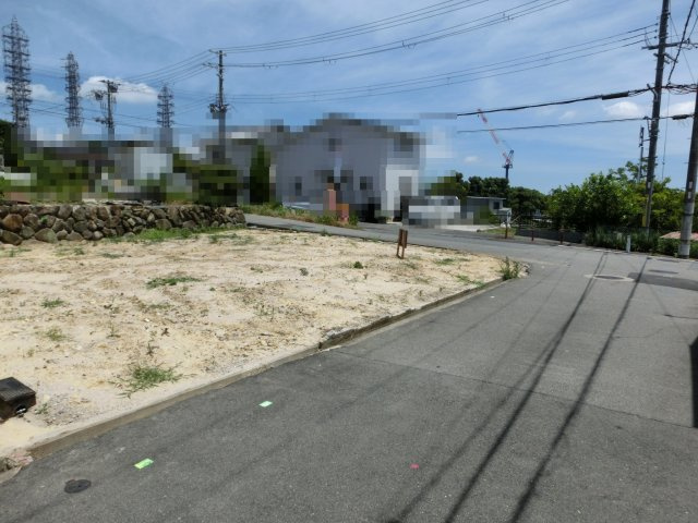 魚住町長坂寺　東南角地　建築条件なしの前面道路含む現地写真