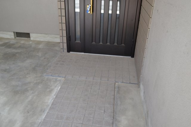 田井町一戸建のエントランス|玄関前ポーチ