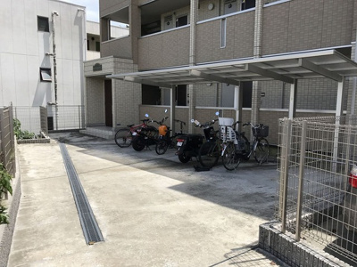 【その他共用部分】 | オークフォレスト | 屋根付きの駐輪場で雨が降っても大切な自転車が濡れなくてすみますね♪荷物が重いときに自転車があれば助かります☆
