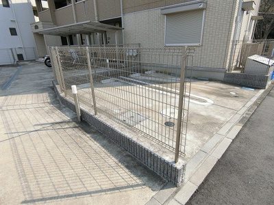 【駐車場】 | オークフォレスト | いつでも目の届く敷地内に駐車場を完備しています♪お車をお持ちの方にオススメです☆