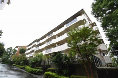 【外観】 | 港北ニュータウンけやきが丘住宅13号棟 | 横浜市営地下鉄グリーンライン「都筑ふれあいの丘」徒歩14分、横浜市営地下鉄ブルーライン「センター南」駅徒歩18分、東急田園都市線「江田」駅バス8分「荏田南」停歩4分。