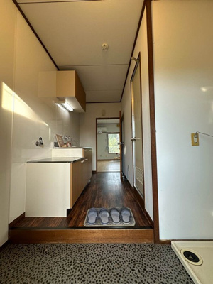 【玄関】 | ニシキハイツ | 玄関から室内への景観です！キッチンの奥に洋室6帖のお部屋があります♪